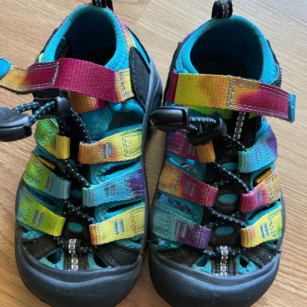 Keen kid size 9 (little kid).  Almost new condition!